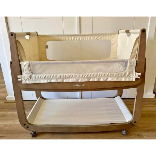 Snuz SnuzPod 5 Bedside Bassinet + mattress protector + 3 fitted sheets
