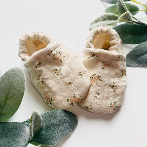 Baby in bloom infant girl shoes, vintage style flower boho baby shower, moccasins, natural baby crib booties, crib shoes, baby girl booties,
