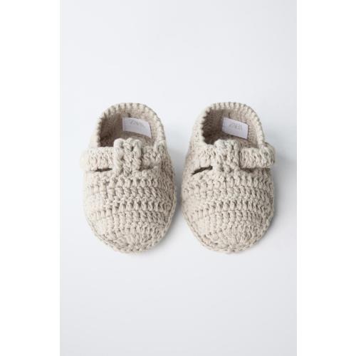 KNITTED BOOTIES