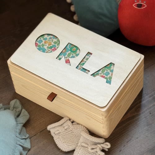 Boîte souvenir en bois et tissu avec nom | Boîte en bois découpée au laser | Cadeau de naissance, de baptême ou de réveillon | Livraison