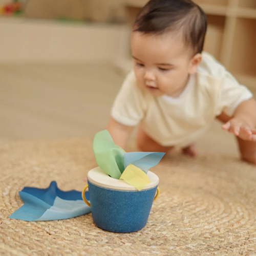 PlanToys® Baby Tissue Box | Montessori Sensory & Fine Motor Toy for Kids 3+ | Travel-Friendly Wooden Bucket with Handle, Lid & 4 Cloth Tissues | Safe, Educational Gift