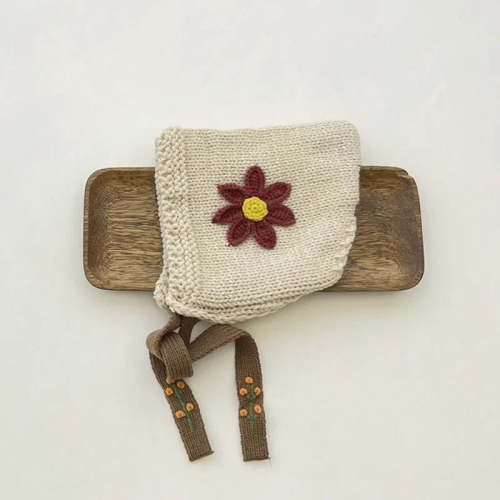 Daisy knitted Bonnet