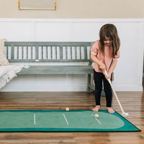 Wonder & Wise Keen Putting Green