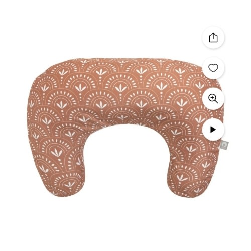 Boppy Almohada de Lactancia - Biberón Ergonómico y Almohada de Lactancia con Área Alta, Firme, Grande, Repelente Al Agua con Funda Lavable; Verificado por la Alianza de Seguridad para Bebés - Arcos Boho de Arcilla