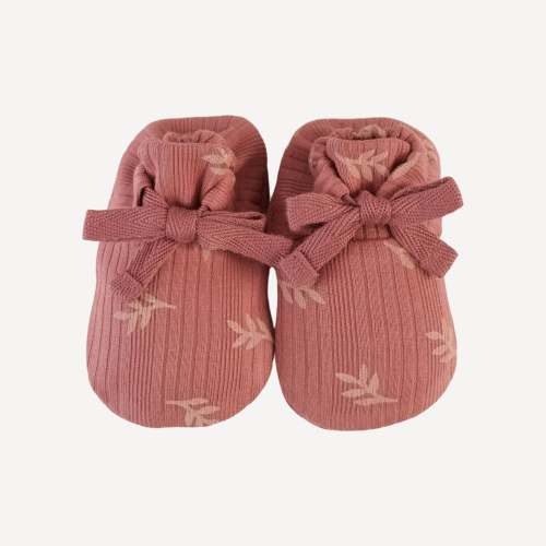 tie booties | rose leaf | organic cotton multi rib – kate quinn