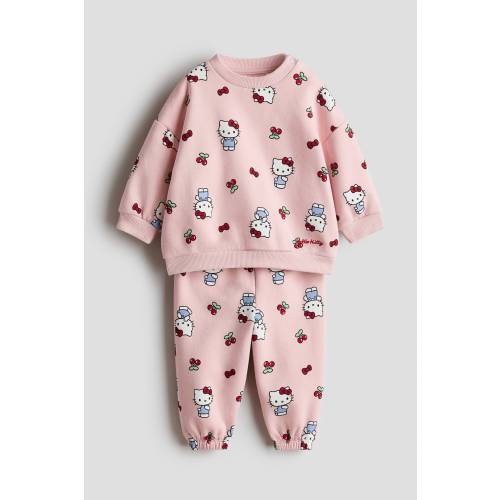 2-PIECE PRINTED SWEATSHIRT AND JOGGERS SET