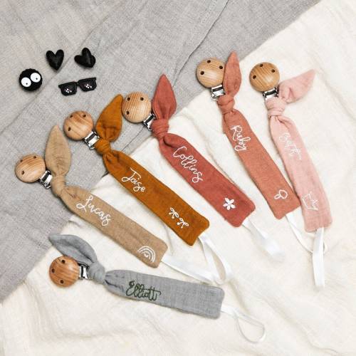 Personalized pacifier clip holder in cotton gauze, Personalized fabric pacifier clip with wooden clip,hand embroiered name,baby shower gift