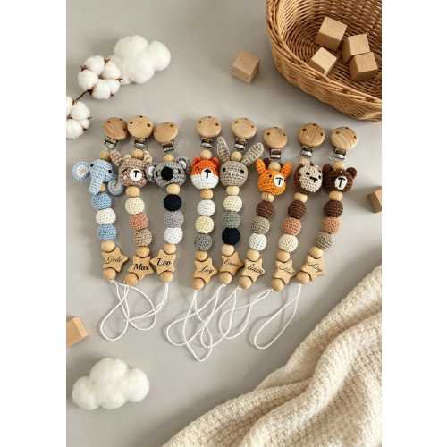 Custom Name Pacifier Clips – Cute Animal Head Design. Made of cotton thread and beech wood. The perfect baby party gift for newborns.