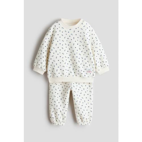 2-PIECE PRINTED SWEATSHIRT AND JOGGERS SET