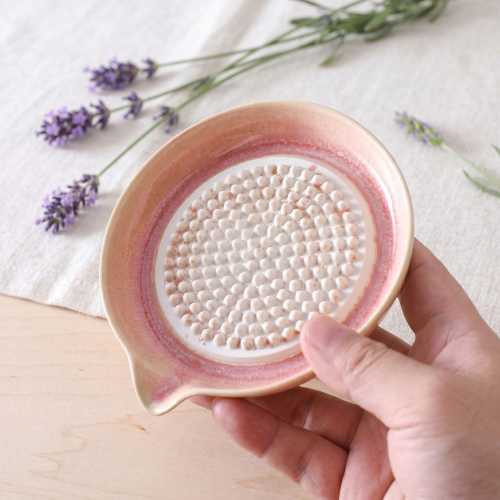 Handmade Ceramic Garlic Grater, No Waste Garlic Ginger Grater Dish with Spout, Easy Clean Kitchen Tool, Custom Gift for Chef