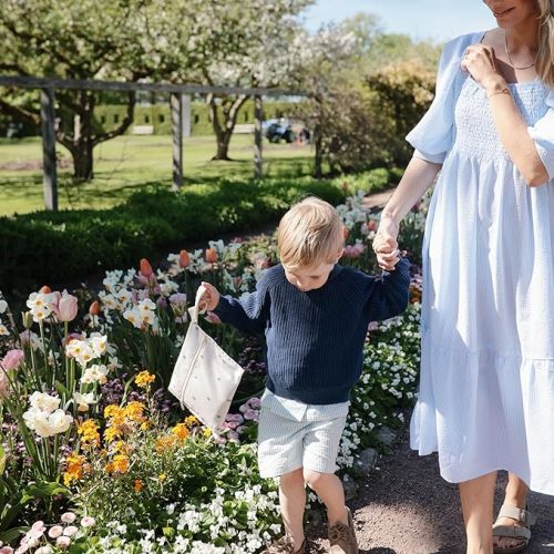 mushie Water Resistant Wet Bags | Large & Small Reusable Storage Bag for Baby Items and Travel | Zippered Pockets with Handle | Machine Washable, Set of 2 (Retro Flowers)