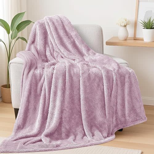 Exclusivo Mezcla Fuzzy Large Fleece Throw Blanket for Couch, Light Purple