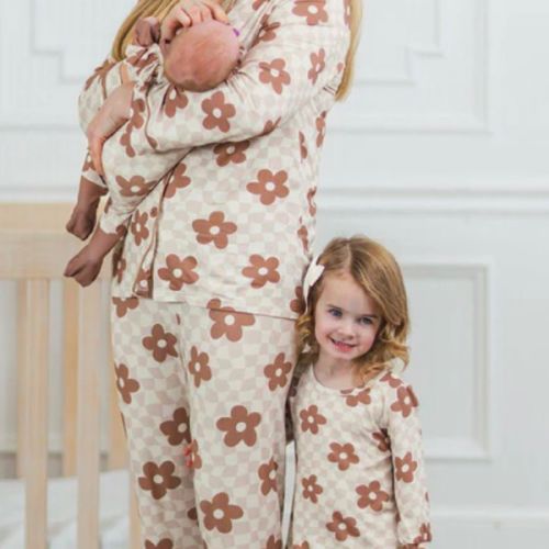 Mom L
Newborn
2T