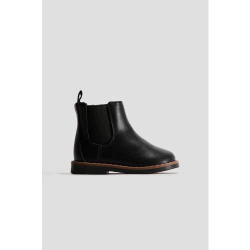 CHELSEA BOOTS