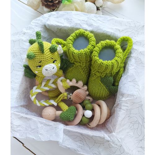 Dragon baby gift set Pregnancy gift box Newborn gift basket Crochet Dragon baby rattle toy & booties New mom gift Green Baby shower gift set