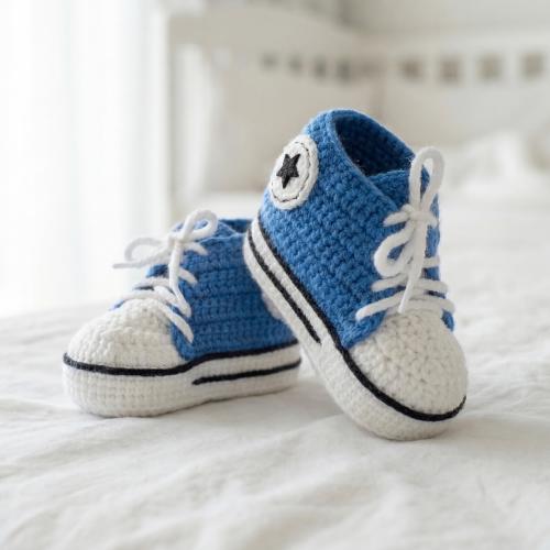 Personalized Baby Booties, Unisex Crochet Shoes, Newborn Sneakers, Baby Shower Gift, Chucks for Boy & Girl