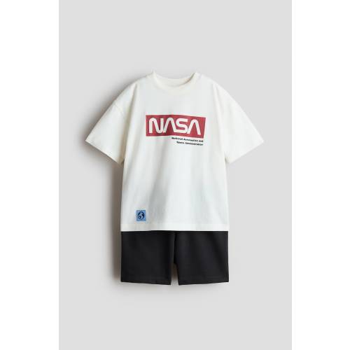 2-PIECE T-SHIRT AND SWEATSHORTS SET