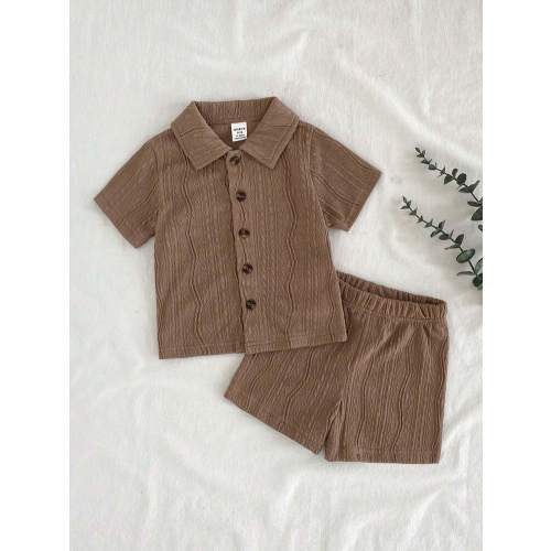 SHEIN Vintaside Kids Unisex Newborn Baby Outfit, Coffee Brown Short Sleeve Shirt And Shorts Set, Crafted From Textured Fabric For A Refined Touch, Perfect For Summer Outings. Stylish Loose And Casual Textured Fabric Short Sleeve Shirt Set, Fashionable And