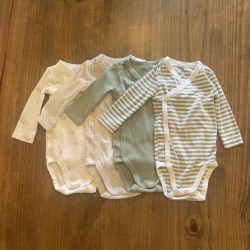 Carters 3-6 Month Wrap Button Onesies 

Size- 3-6...