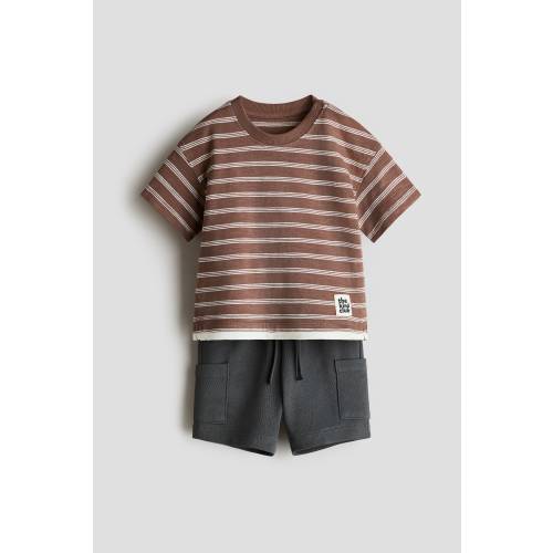 2-PIECE T-SHIRT AND SHORTS SET
