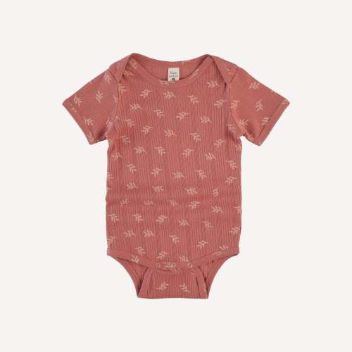 short sleeve lap neck bodysuit | rose leaf | organic cotton multi rib – kate quinn