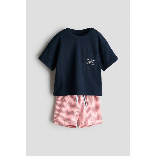 2-PIECE T-SHIRT AND SHORTS SET