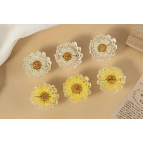 Daisy resin knobs and Pulls/Flower Drawer Knobs/Custom Engraved Clear Daisy Cabinet Pulls/Wardrobe Kitchen Handles/Closet Nursery room knobs