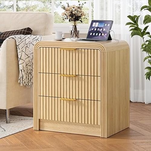 Decofy Fluted Nightstand with Charging Station, Modern Bedroom Side Table with Gold Handles, Curved Profile Design, End Table Wood Organizer for Bedroom, 19.7" & 3 Drawers (1 Pack, Natural Oak)