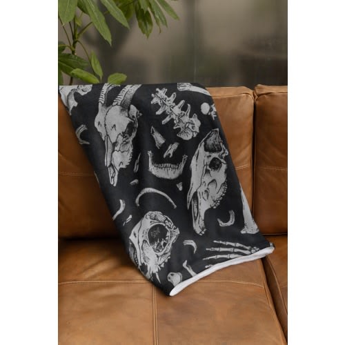 Gothic Skull Velveteen Blanket: Spooky Halloween Throw