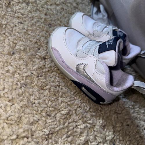 Nike Air Max 270 baby sneakers in white & pink...