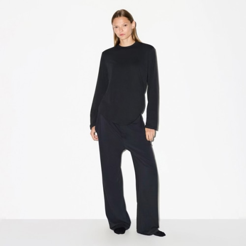 BOYFRIEND LONG SLEEVE T-SHIRT | ONYX | SKIMS