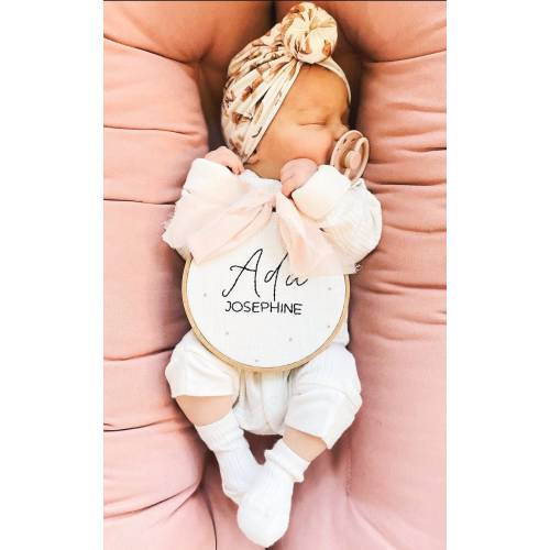 Hand embroidered name hoop| name announcement prop| nursery decor| personalized baby gift| simple name hoop