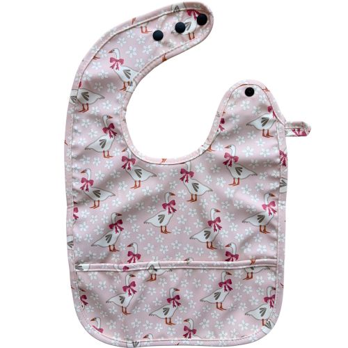 Bavette imperméable avec poche : Oies jardins de marguerites fond rose – Tipou bébé