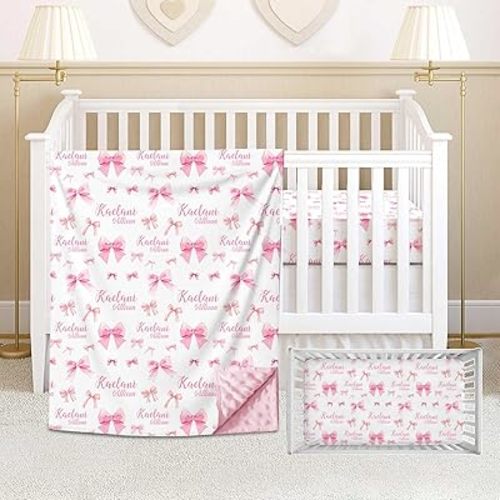 Juego de ropa de cama personalizada para cuna para bebé, ropa de cama personalizada con lazo rosa con nombre, juego de 2 piezas que incluye manta de cuna Minky y sábana bajera ajustable para