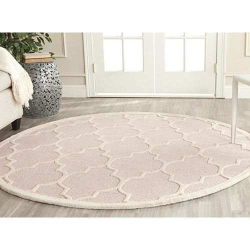 SAFAVIEH Cambridge Collection 6' Round Light Pink Ivory Moroccan Trellis Premium Wool Area Rug