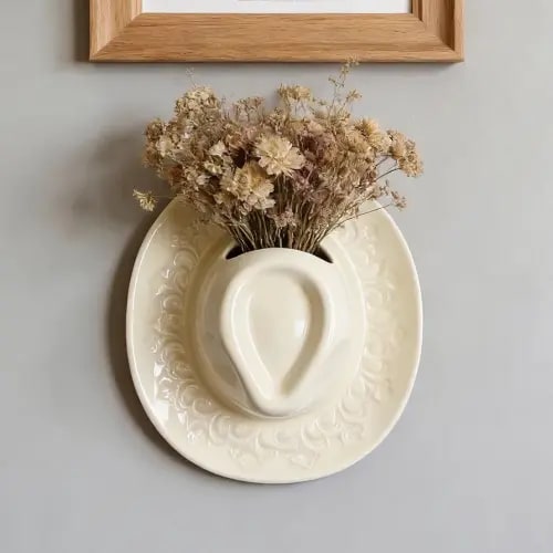 Ceramic Cowboy Hat Wall Vase - Handmade Hanging Flower Planter, Western Boho Room Decor & Coastal Cowgirl Aesthetic Wall Art for Home Decorations (Beige)