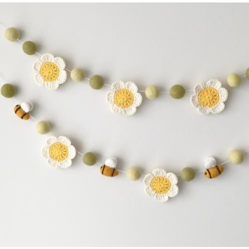 Daisy Garland, Garden Nursery Decor, Bees Flowers Bunting, Boho Girls Decor, Baby Shower Bunting, Summer Felt Garland, White Party Garland
