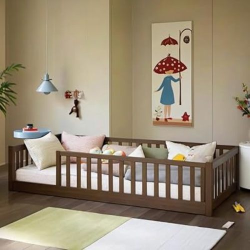 Cama de suelo de tamaño individual con valla y sin puerta, cama de piso de madera de goma con barandillas de seguridad/cerca del suelo, fácil de montar y no necesita somier, espresso