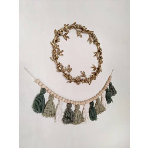 Sage and eucalyptus yarn tassel garland with wood beads / Christmas mantle decor / Boys neutral nursery / Above the crib garland