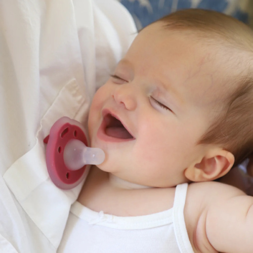 babypace® breast-like pacifier in rich cranberry red | mōmi