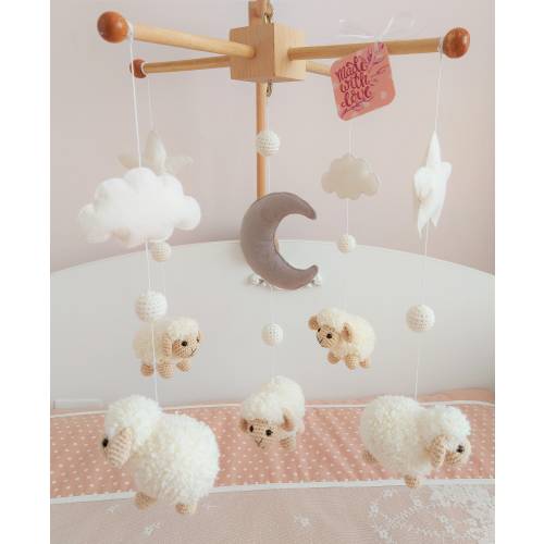 Berçário móvel de ovelhas para bebês - Berçário móvel de madeira - Animais de crochê - Decoração de berçário - Presente de chá de bebê de madeira -