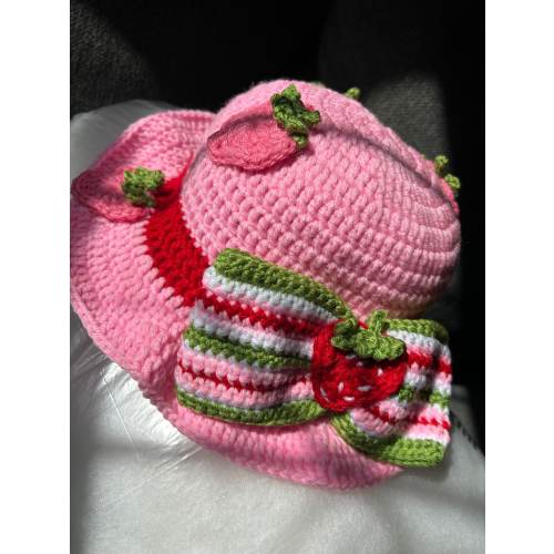 Shortcake BucketHat// Strawberry Crochet