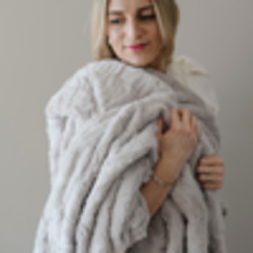 Saranoni Faux Fur Throw Blanket – Soft & Stylish Design