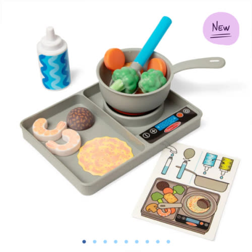 Satisfy hungry imaginations with Melissa & Doug Water WOW! color-changing play food stir fry! Drop play food into the pot or onto the stovetop griddle, squeeze water from the spoon or drip from the olive oil bottle, and watch colors change as food magical