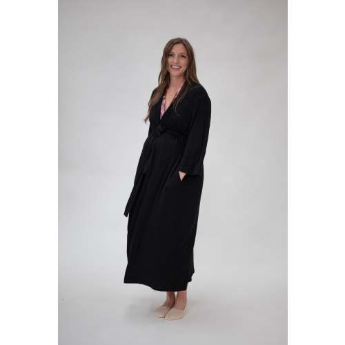 Robes in Black – Lila