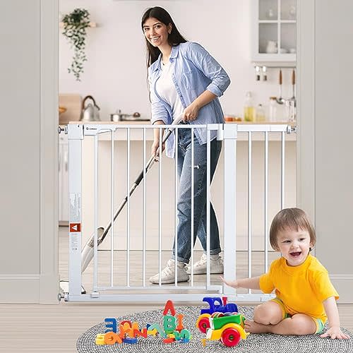 COMOMY 29.5-40.5" Extra Wide Baby Gate, Auto Close Dog Gate for House Doorways Stairs, Pressure Mounted Easy Walk Thru Pet Gate Safety Child Gate, Includes 4 Wall Cups and 2 Extension Pieces, White