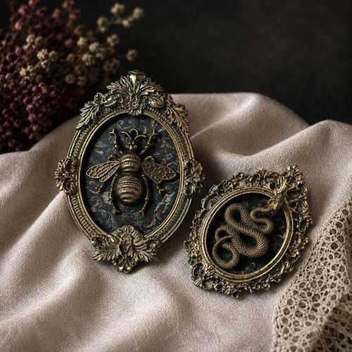 Set of Gothic Halloween Decoration Frames, Bee and Snake Ex-Voto Heart, Metal Gothic Curiosities, Baroque Wall Decor