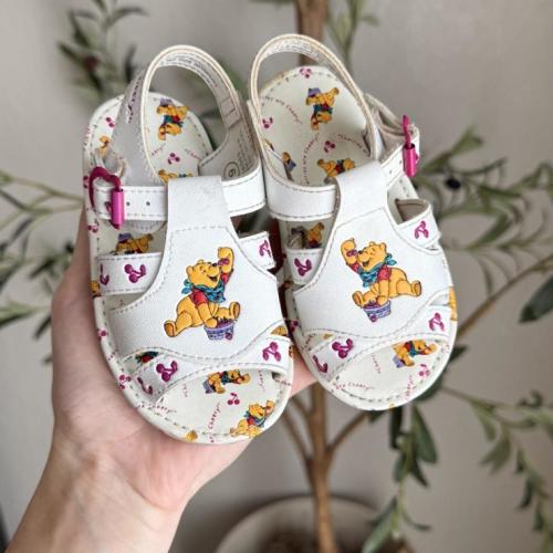 Vintage Winnie The Pooh toddler shoes, size 6 but...