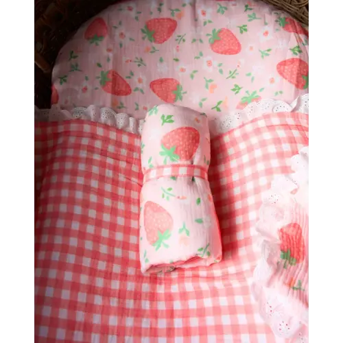 Reversible Organic Muslin Waterproof Travel Changing Mat - Strawberry Garden – AEGI BLOOM