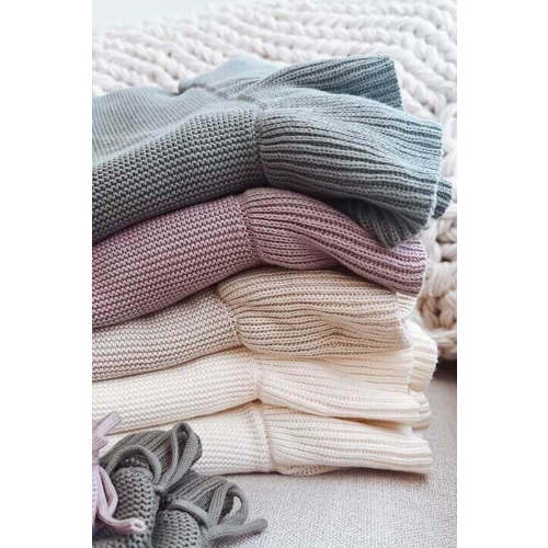 Knit Blanket With Ruffle